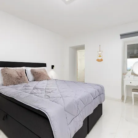 Adri With Private Heated Pool, Jacuzzi, Sauna & Gym *