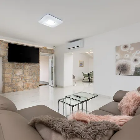 Villa Adri With Private Heated Pool, Jacuzzi, Sauna & Gym *