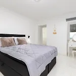 Adri With Private Heated Pool, Jacuzzi, Sauna & Gym *