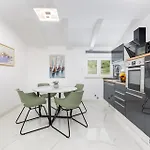 Adri With Private Heated Pool, Jacuzzi, Sauna & Gym