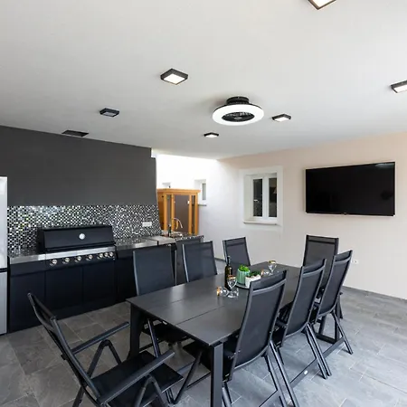 Adri With Private Heated Pool, Jacuzzi, Sauna & Gym Kras