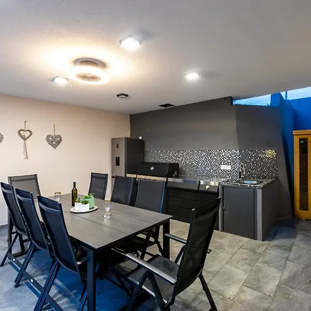 Adri With Private Heated Pool, Jacuzzi, Sauna & Gym *