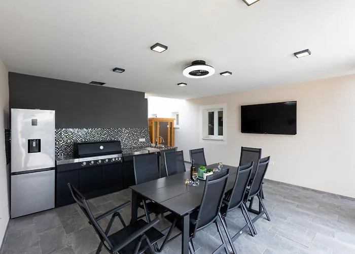 Adri With Private Heated Pool, Jacuzzi, Sauna & Gym Kras