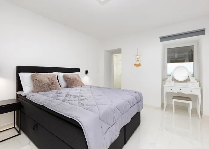 Adri With Private Heated Pool, Jacuzzi, Sauna & Gym *