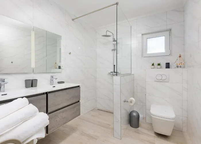 Villa Adri With Private Heated Pool, Jacuzzi, Sauna & Gym Kras
