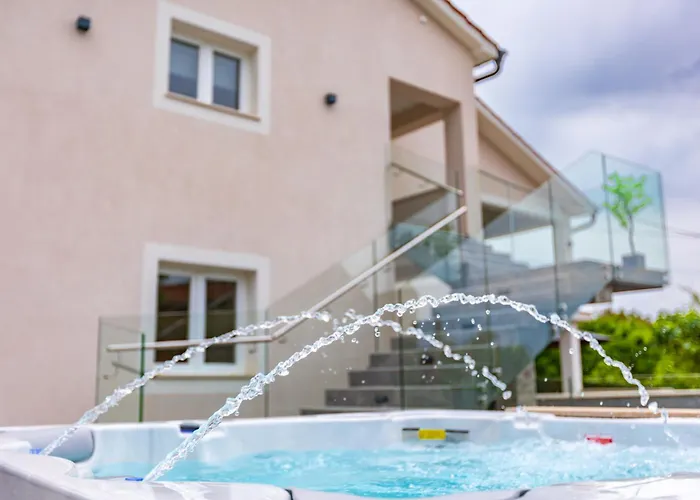 Villa Adri With Private Heated Pool, Jacuzzi, Sauna & Gym