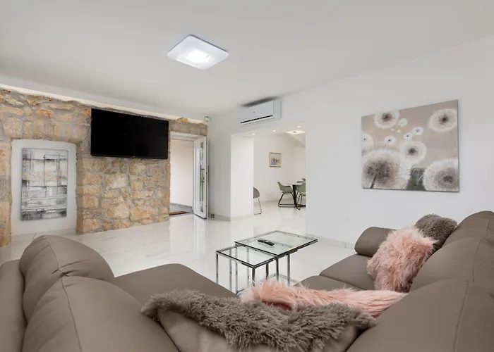 Villa Adri With Private Heated Pool, Jacuzzi, Sauna & Gym *