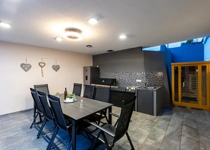 Adri With Private Heated Pool, Jacuzzi, Sauna & Gym *