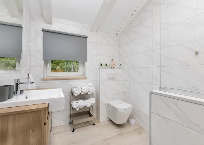 Adri With Private Heated Pool, Jacuzzi, Sauna & Gym *