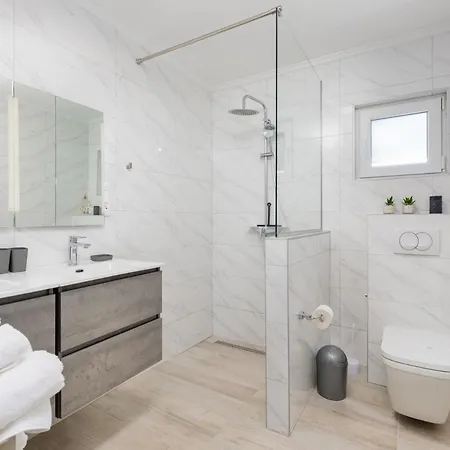 Villa Adri With Private Heated Pool, Jacuzzi, Sauna & Gym Kras