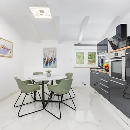 Adri With Private Heated Pool, Jacuzzi, Sauna & Gym