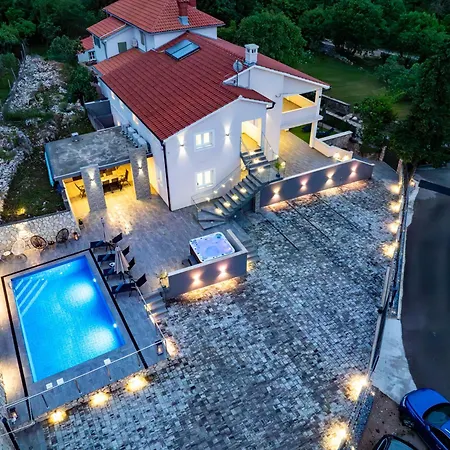 Adri With Private Heated Pool, Jacuzzi, Sauna & Gym