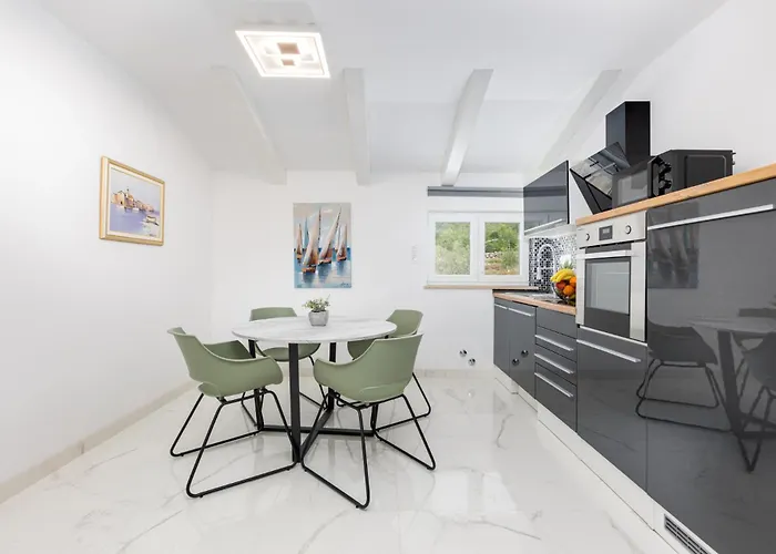 Adri With Private Heated Pool, Jacuzzi, Sauna & Gym
