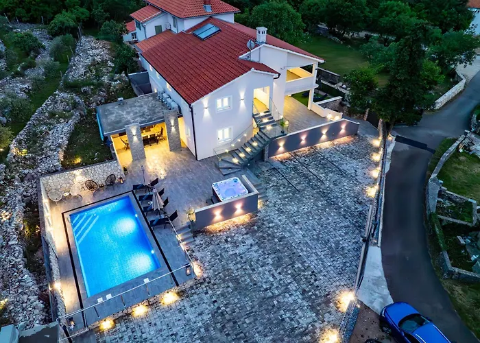 Adri With Private Heated Pool, Jacuzzi, Sauna & Gym